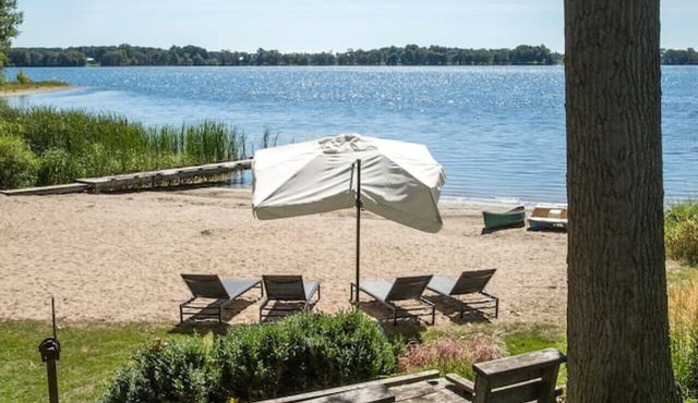 Waupoos Beach Commons: Beach Front House & Chalet