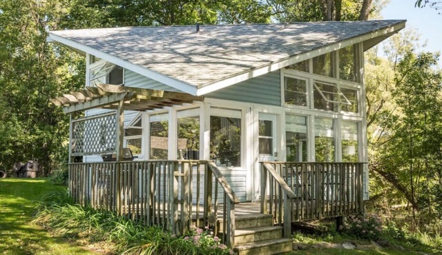 Waupoos Commons - Beach Front Chalet