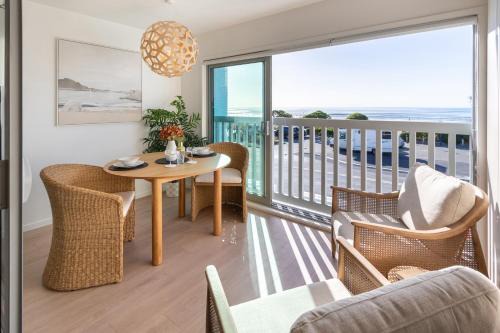 Waves & Wellness - Spa Pool and Parking