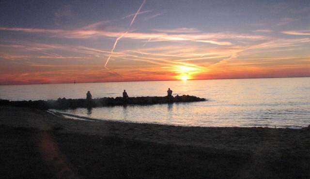 Welcome to Bayside Breeze! One Block From Town Beach, Walk to Waterfront Dining