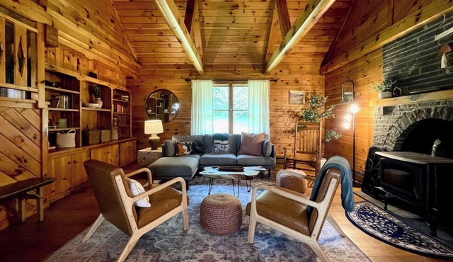 Welcome to Livingston Cabin! A cozy 2 BR/2 BA cabin with mountain views, woodstove, deck, and fire pit. Hiking trails right nearby, with Livingston Manor just a 10‑minute drive away.