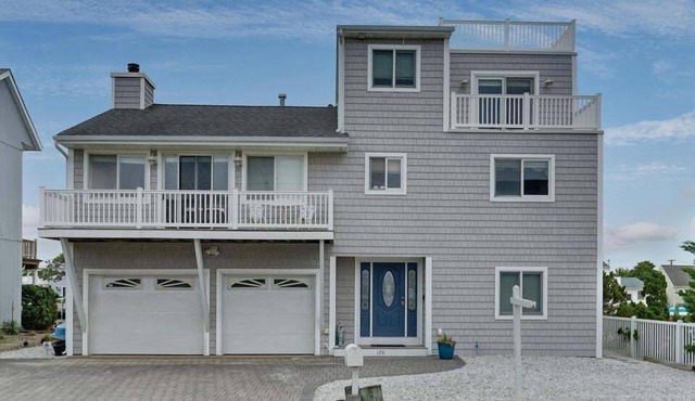 Welcome to Paradise Peninsula! Custom Waterfront in Barnegat with PRIVATE POOL! Sleeps 14!