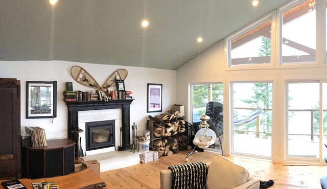 Welcome to the HighSide.Charming 3-bedroom cottage in delightful Thunder Bay
