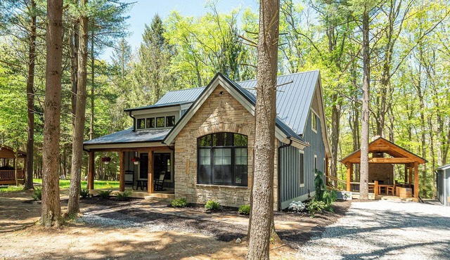 West Oak · Boat Slip · Hot Tub · 3 King Suites · Outdoor Fireplace