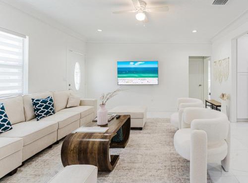 West Palm Beach Luxury Villa with Pool and Games
