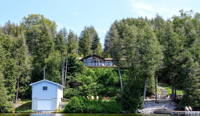 White Lake Cottage - Kawarthas waterfront cottage with large, private frontage