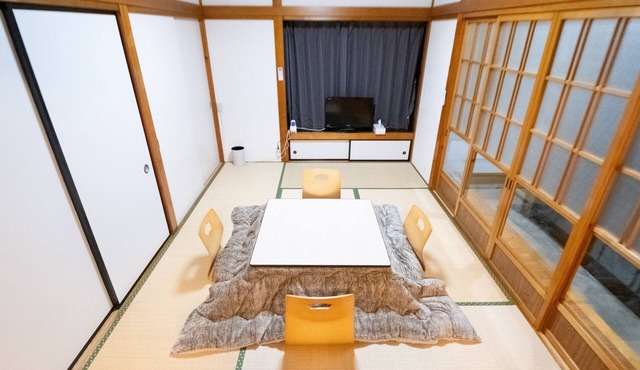 Within a 10-minute walk from the Shinkansen station (Nasushiobara Station), the inn is sunny and has a sunken kotatsu for relaxing! Convenience stores and a supermarket are within a 3-minute walk!
