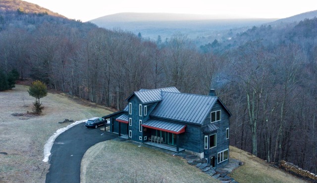 Woodstock House on 35 private acres Mountain Views