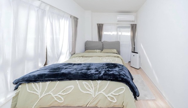 Yinojia: Bright, clean interior. Quiet yet convenient, near 24 - hr stores.