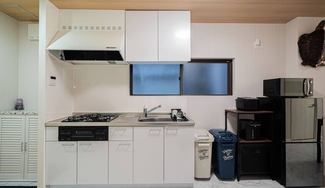 Yinojia: Bright, clean interior. Quiet yet convenient, near 24 - hr stores.Rm101