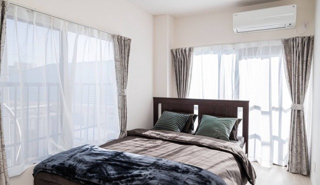 Yinojia: Bright, clean interior. Quiet yet convenient, near 24 - hr stores.Rm301