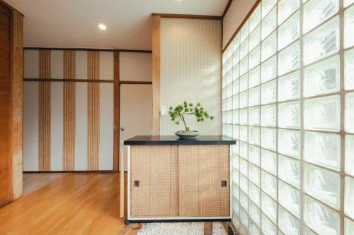 ZEN Kokufudai, 30 minutes to Disneyland , 4-minute walk from the nearest station ,Entire building!5 bedrooms, maximum 10 guests