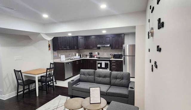 Zen Nest - Cozy, conveniently located, and just minutes to the airport!