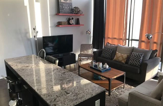 2 BDRM in Heart of Entertainment District