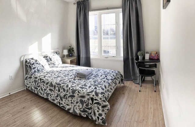 2 bedrooms (Jack&Jill) at YorkU + parking. Near subway.