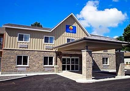 2-Star Hotel ∙ Comfort Inn & Suites Thousand Islands Harbour District