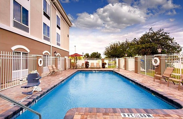 2-Star Hotel ∙ Holiday Inn Express Lake Wales North-Winter Haven, an IHG Hotel