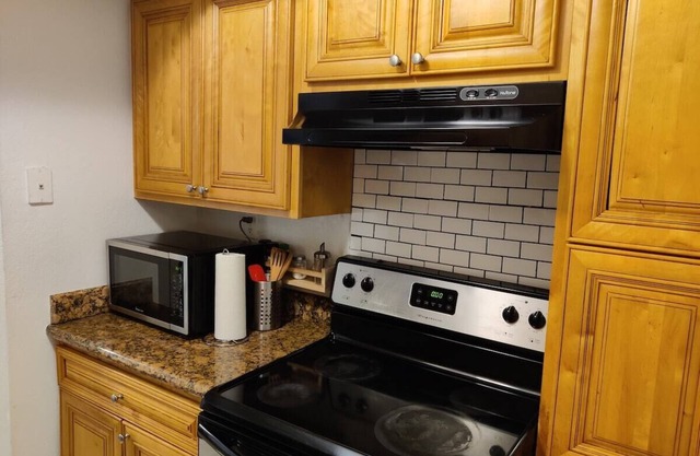 2BR/2BA Condo with King Bed, A/C and Free Parking