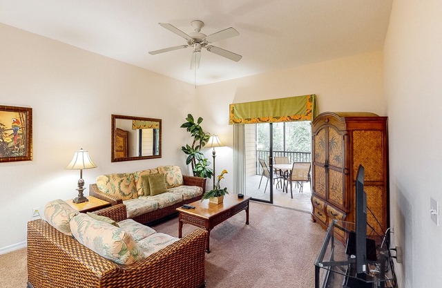 2nd floor condo w/ gym, shared pools, balcony, sauna, hot tub, near theme parks