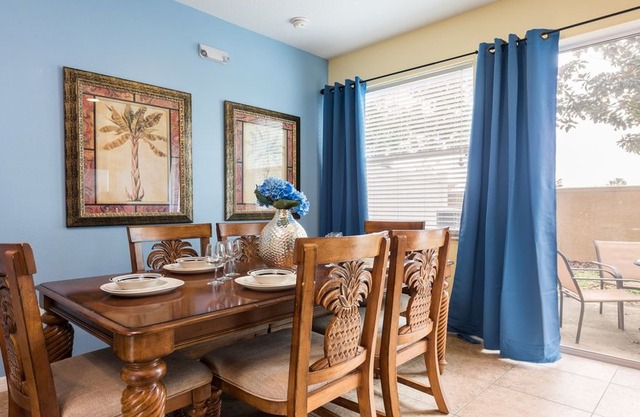 3 Bedroom Townhome with free WiFi/Crib, only 1.5 miles to Disney