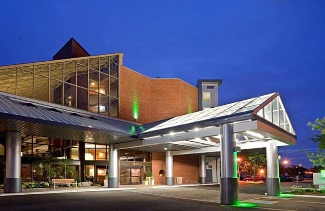3-Star Hotel ∙ Holiday Inn Oakville Centre, an IHG Hotel