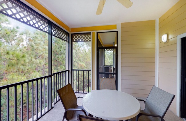 4th floor condo w/ balcony, gym, sauna, shared pools, hot tub, near theme parks