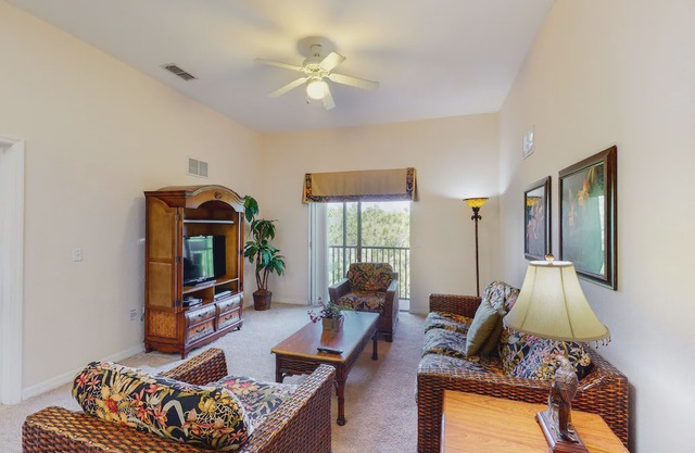 5th floor condo w/ shared pools, sauna, hot tub, balcony, gym, near theme parks