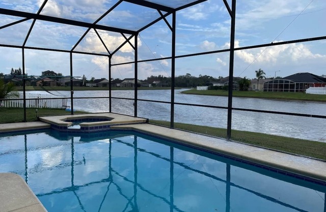 6BR Luxury house-South Facing Private Pool, on a lake, hot-tub, BBQ, near Disney