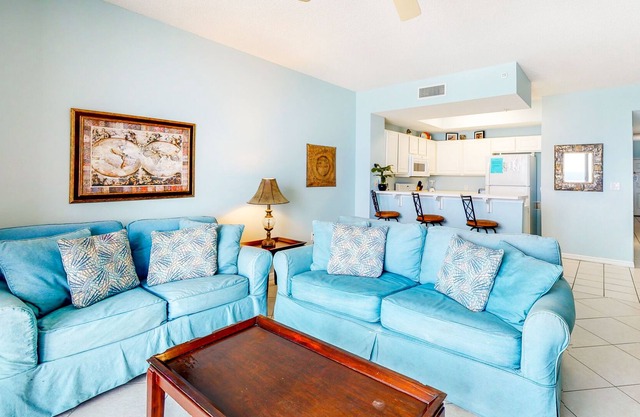 6th-floor Gulf-front condo with views - close to entertainment