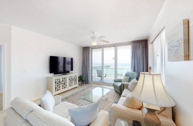 7th Floor Gulf-Front Condo w/Views, Close To Local Restaurants