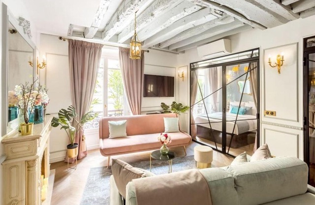98 Rue de Richelieu Spacious Apartment
