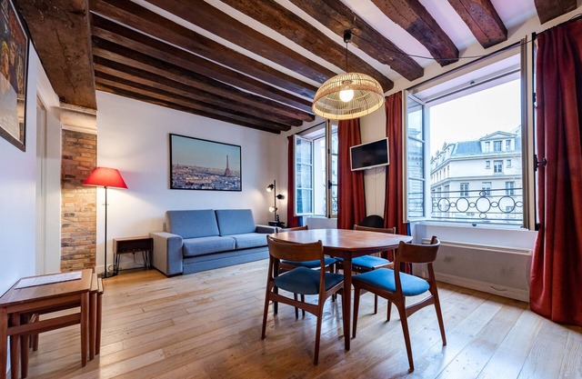 A real nest in the center of Latin Quarter : honey moon or family.