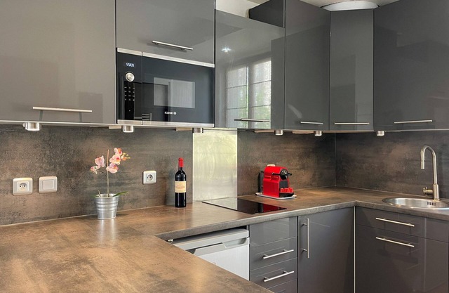 Arc de Triomphe modern studio stay