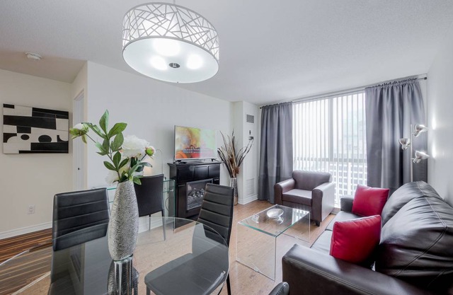 Bay St. Penthouse 1 Bdrm condo Sleeps 4 Free Parking Walk to Sick Kids Hospital