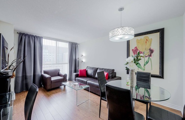 Bay St. Penthouse 1 Bedroom 1 Bathroom condo Sleeps 4 Walk to Sick Kids Hospital