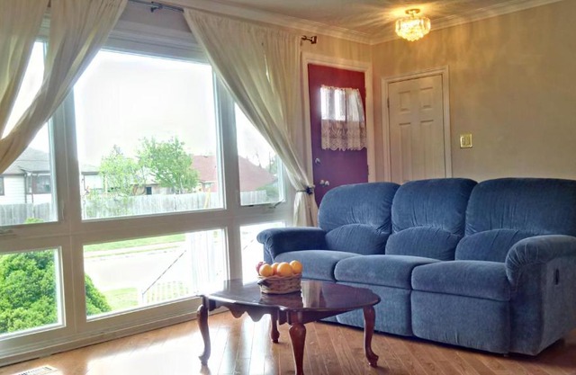 Beautiful Detached Clean and Spacious 6 Bedroom House - Toronto