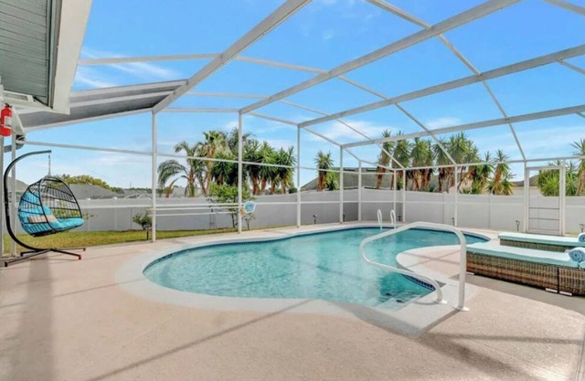 Beautiful family vacation home with pool & jacuzzi10 miles from Disney!