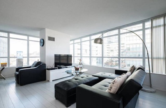 Bright Corner Condo 1200ft