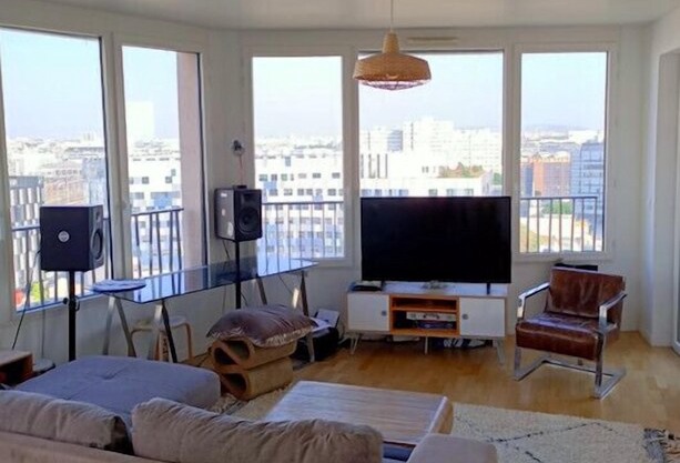 BRIGHT studio with BALCONY in the heart of PARIS