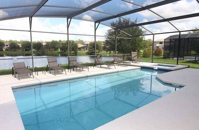 Calabria Lakeside Villa w Private Pool, Spa, Game Room - Minutes to Disney