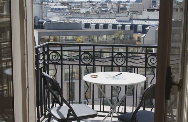Charming Studio with balcony in the heart of Paris.