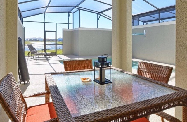 Charming Townhome w/Serene VIEWS OVERLOOKING LAKE! Great Location, Free Wifi, Contact Free Check-in, Resort W/Lazy River!!