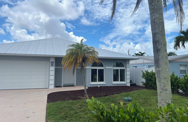 Coastal 3/2, Pool, 2 Smart TVs, 5 Bikes, Near Beach, Pet Friendly, Sleeps 8+