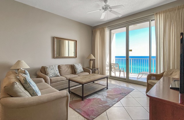 Comfortable unit, Breathtaking views, Quick walk to dining