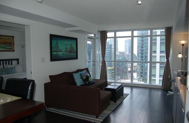 Cozy Apartment + Balcony Next to CN Tower/Rogers/MTCC (Fit 6)