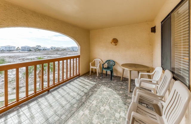Cozy coastal condo w/ a furnished balcony, shared pool, & easy beach access