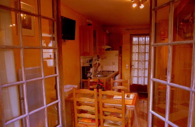 Cozy Cottage in Vaires-sur-Marne with Garden