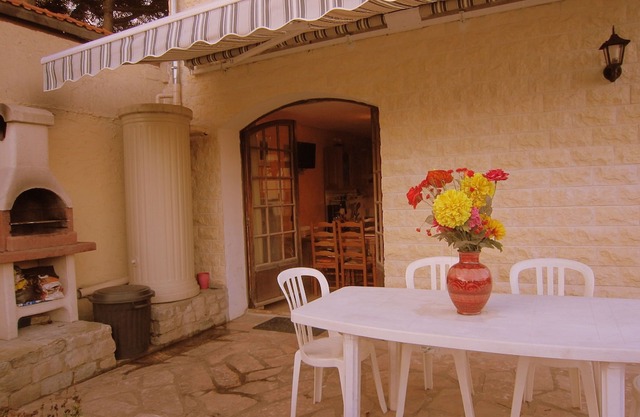 Cozy Cottage in Vaires-sur-Marne with Garden
