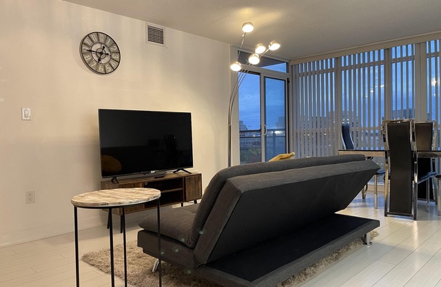 Cozy open concept 2BR 2Bath w/Parking -Jays/CN