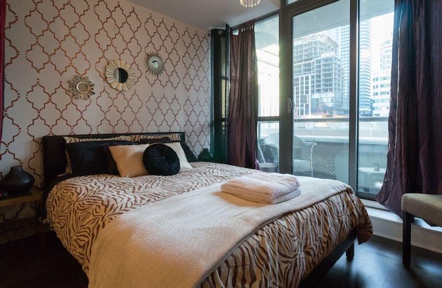 Cozy & Stylish Entertainment District Studio